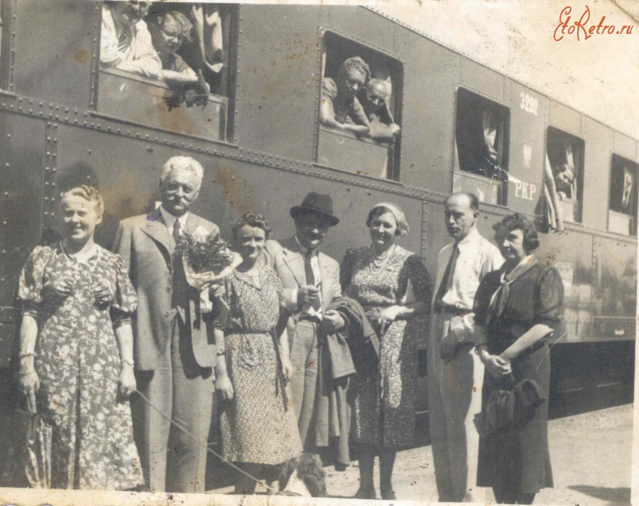 Трускавец - Трускавець.Група відпочивальників на залізничному вокзалі біля вагону.