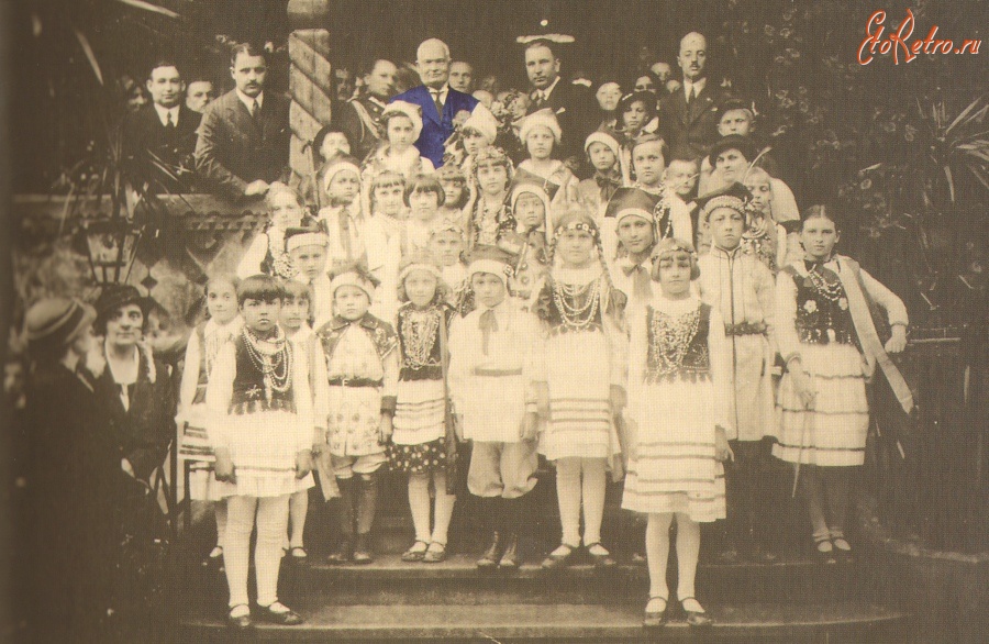 Трускавец - Трускавець.Президент Естонії Константин Петц (посередині) з українськими дітьми та Директором курорту Романом Ярошом перед віллою 