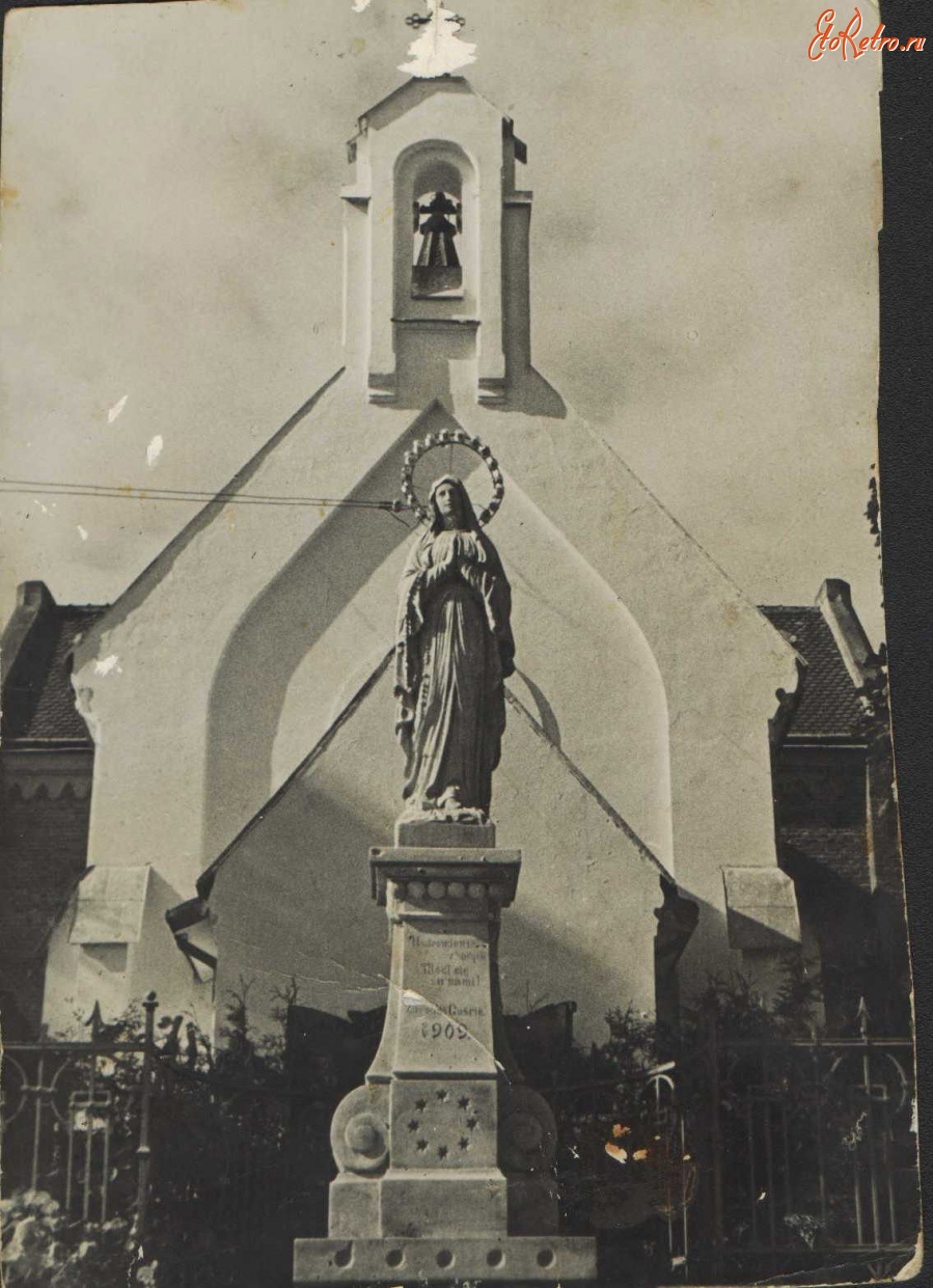 Трускавец - Трускавець. Статуя Матері Божої перед костелем.