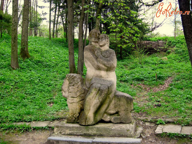 Трускавец - Трускавець. Скульптура з тисаного каменя в парку.