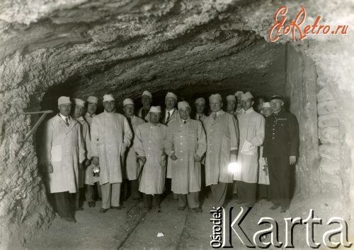 Стебник - Стебник. Група  відвідувачів соляної шахти.