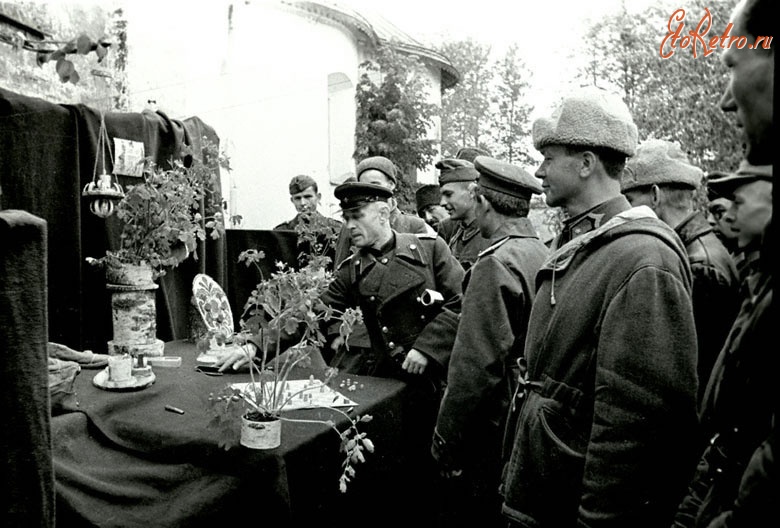 Суздаль - Начальник лагеря военнопленных № 160 полковник А.Новиков и сопровождающие лица осматривают стенд венгров на выставке самодельных вещей, изготовленных военнопленными лагеря