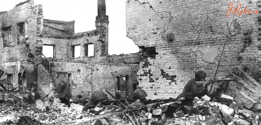 Волгоград - Советские стрелки обстреливают немцев из-за груды обломков во время уличного боя на окраинах Сталинграда, начало 1943 года.
