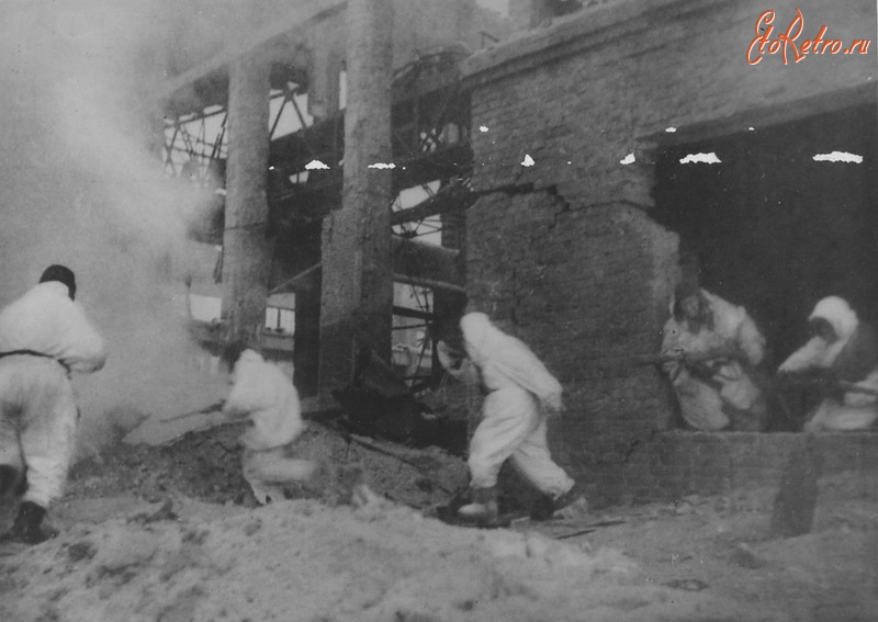Волгоград - Советские солдаты перемещаются по разрушенному цеху завода в Сталинграде во время боя.