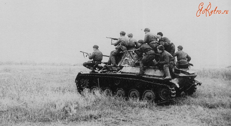 Волгоград - Советский лёгкий танк Т-70 с десантом на броне на Сталинградском фронте.