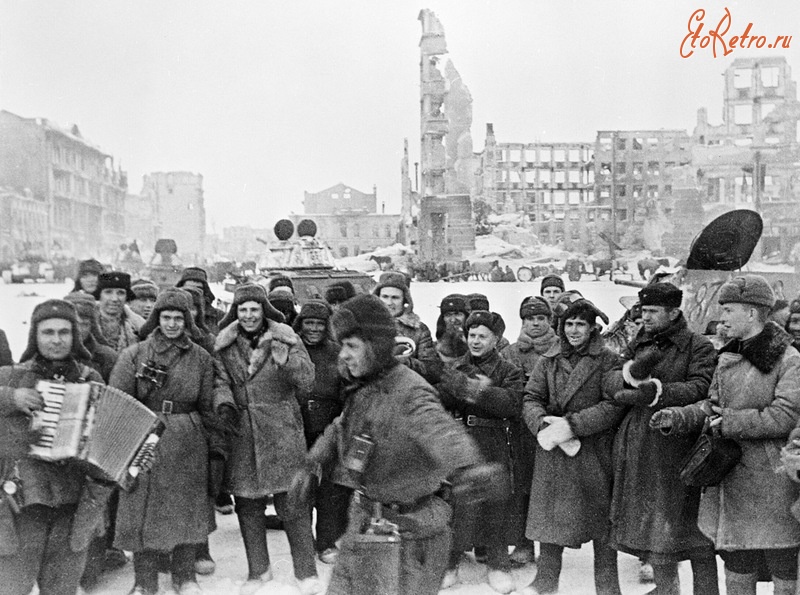 Волгоград - Красноармейцы празднуют победу в Сталинградской битве на площади Павших борцов.