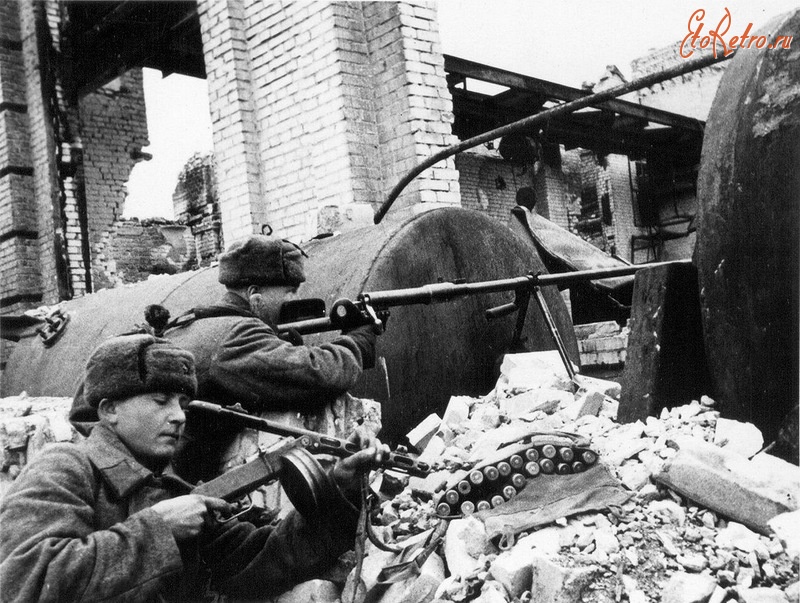 Волгоград - Бронебойщики Беляковцев и Бесарабов на позиции среди руин Сталинграда.