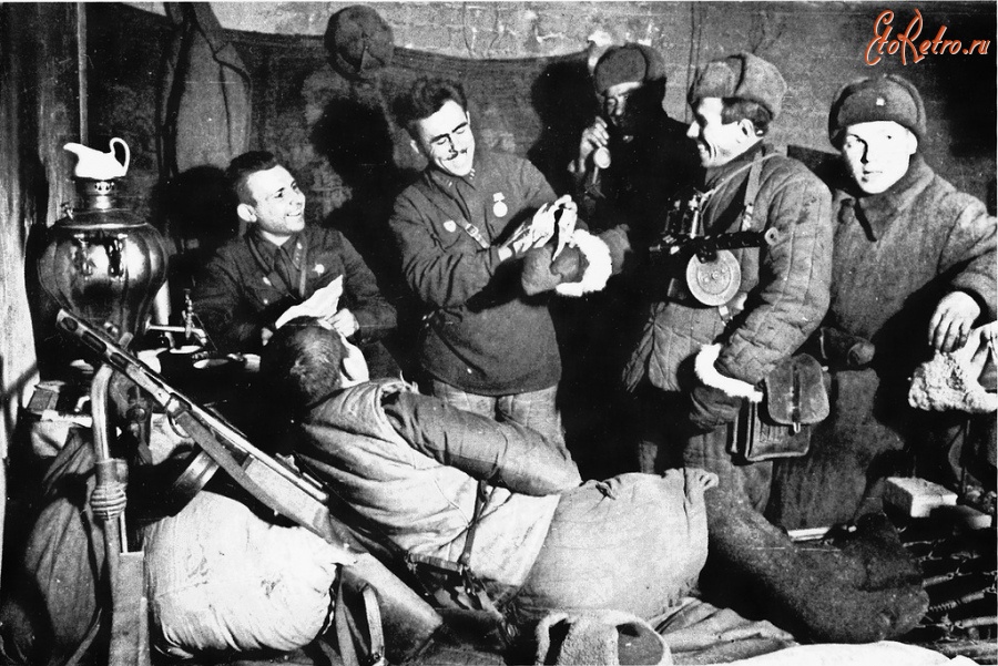 Волгоград - Бойцы 13-й гв. стр. дивизии в Сталинграде в часы отдыха.