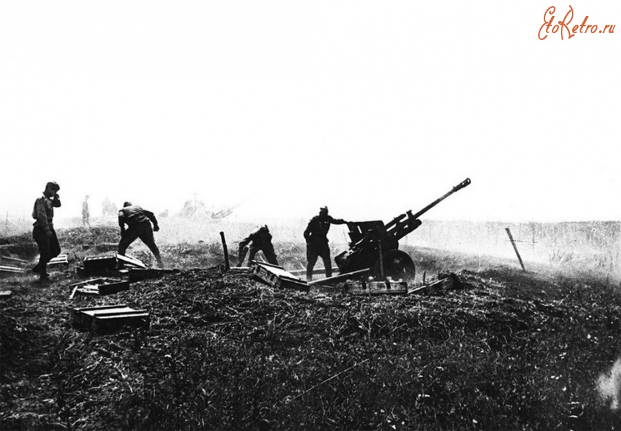 Волгоград - Орудие ЗиС-3 сержанта Афанасьева ведёт огонь в сражении за Сталинград.