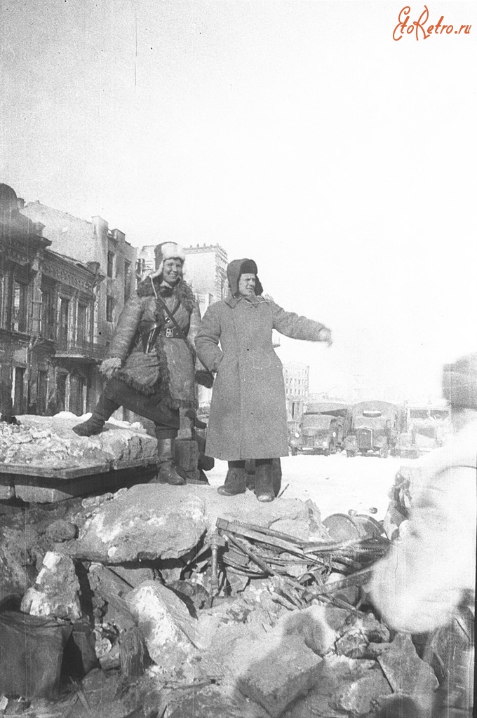 Волгоград - Советские бойцы на груде обломков на улице освобожденного Сталинграда.