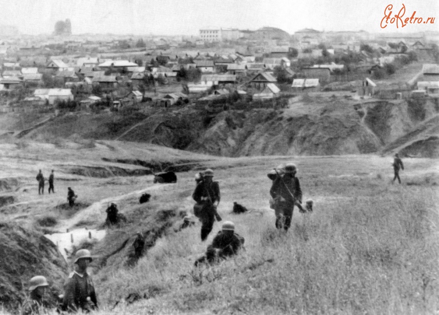 Волгоград - Немецкие солдаты на холмах на подступах к Сталинграду. 1942 год.