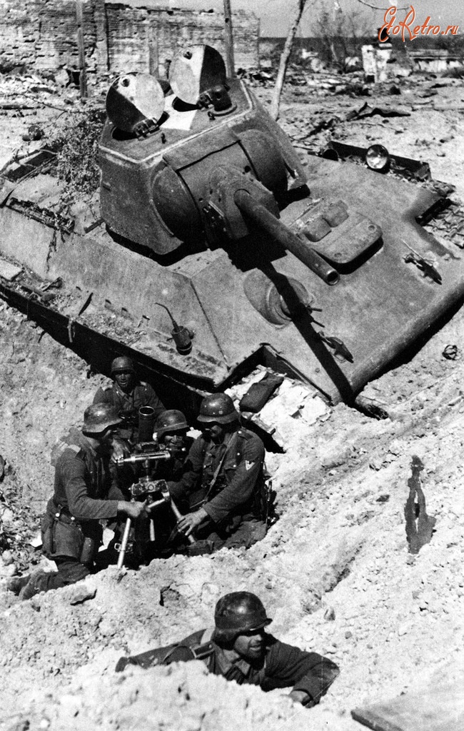 Волгоград - Немецкий минометный расчет рядом с подбитым танком Т-34 готовится открыть огонь.