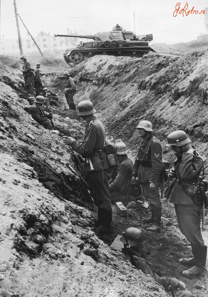 Волгоград - Немецкие солдаты в советском противотанковом рве ожидают сигнал к атаке.