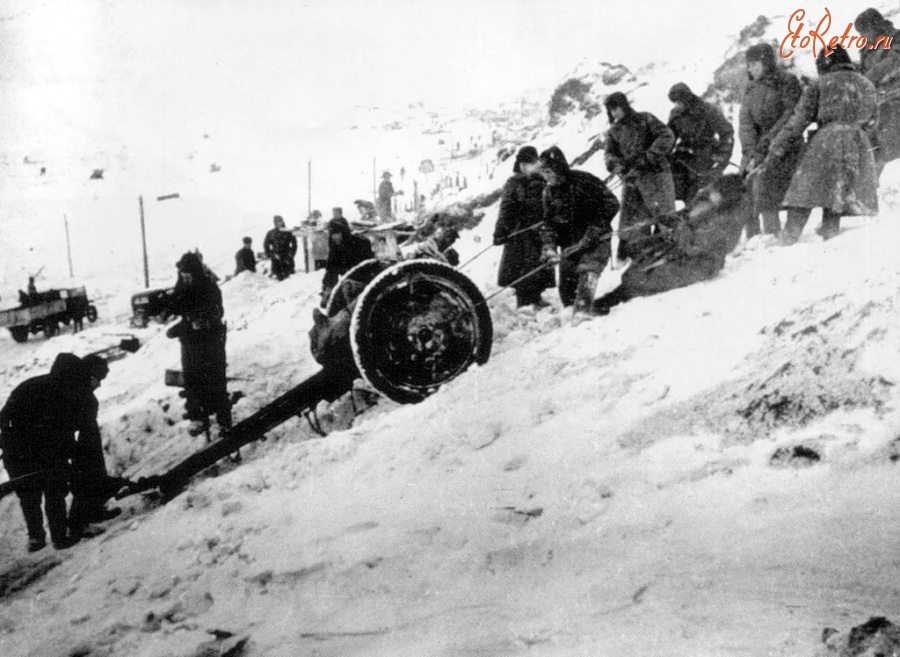 Волгоград - Советские солдаты перемещают 76-мм полковую пушку в Сталинграде.
