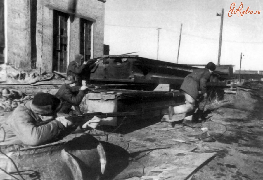 Волгоград - Ополченцы ведут бой на территории завода Сталинградского тракторного завода. 1942 год.