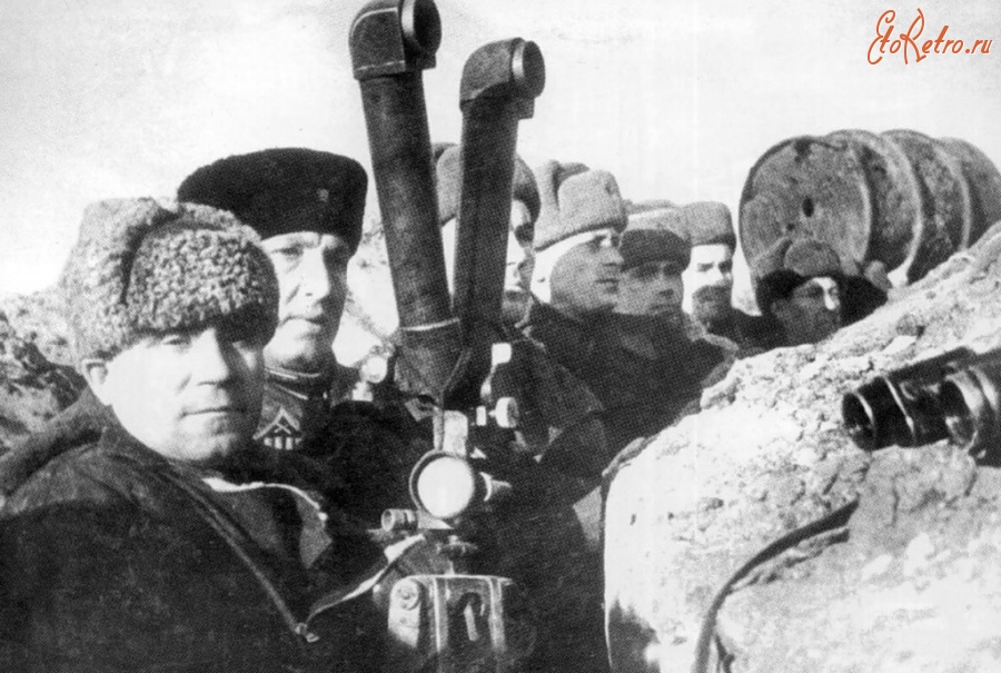Волгоград - Командир 39-й сд генерал-майор С.С. Гурьев на наблюдательном пункте в Сталинграде.