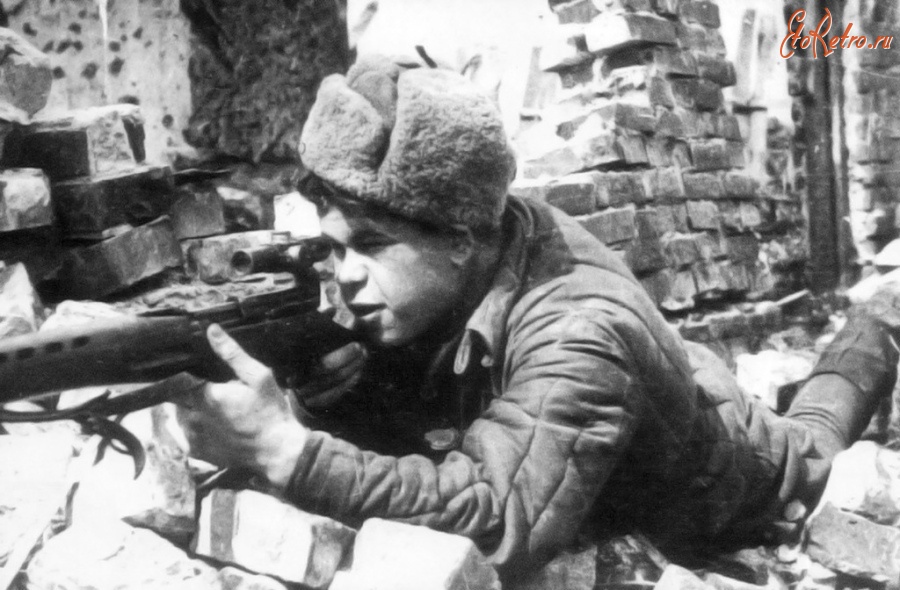 Волгоград - Cнайпер 64-й армии Н.Я. Ильин на огневом рубеже в Сталинграде. 1942 год.