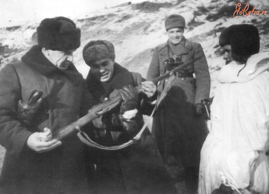 Волгоград - Генералы В.И. Чуйков, К.А. Гуров и снайпер В.Г. Зайцев. 1943 год.