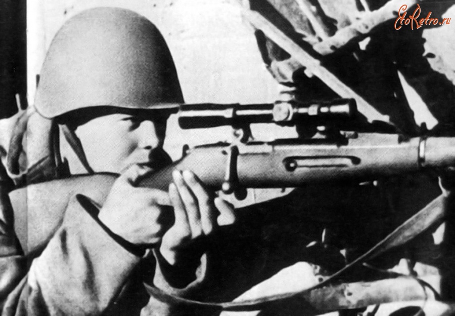 Волгоград - Снайпер 39-го гв.сп 13-й гв.дивизии А.И. Чехов на огневом рубеже в Сталинграде. 1942 год.