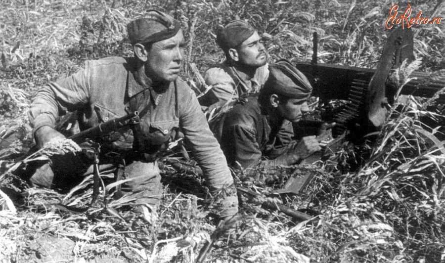Волгоград - Пулемётный расчёт сержанта И. П. Паршева готовится к отражению атаки противника. Сталинград, 1942 год.