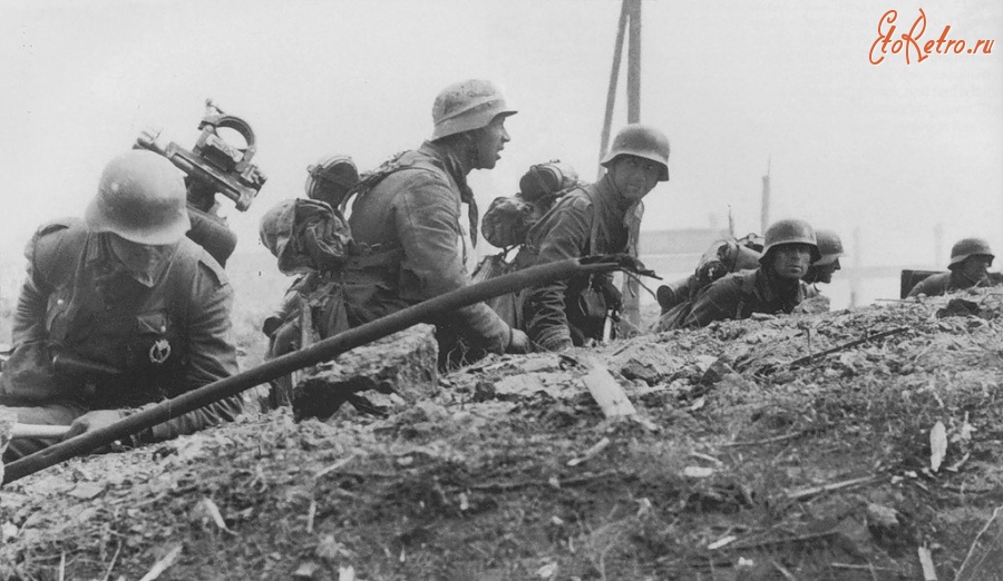 Волгоград - Немецкая пехота перед атакой на советские позиции на окраине Сталинграда. 6 ноября 1942 года.