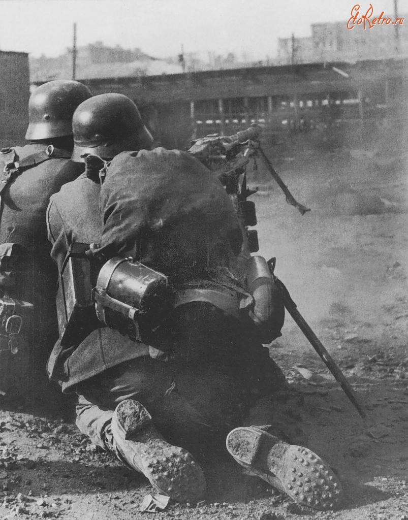 Волгоград - Немецкий пулеметный расчет ведет огонь по зданию в Сталинграде.