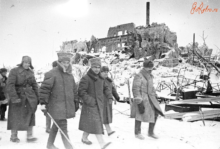 Волгоград - Генерал-лейтенант В.И. Чуйков и генерал-лейтенант К.А. Гуров в районе Сталинграда. 1943 год.