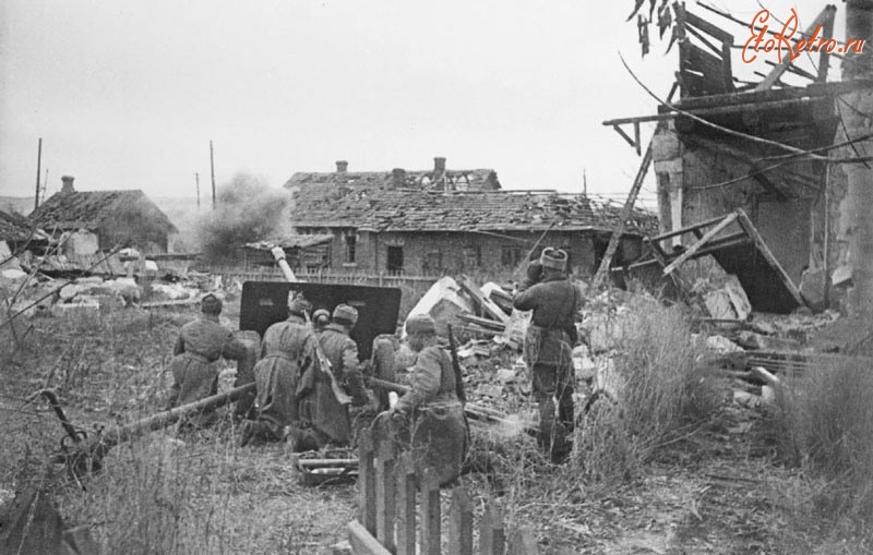 Волгоград - Артиллеристы ведут огонь в окрестностях Сталинграда,1942г.
