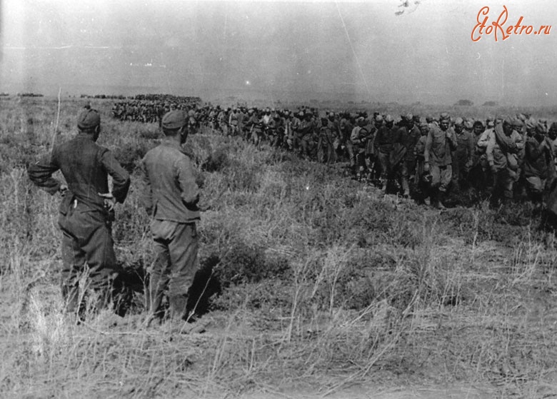 Волгоград - Группа пленных советских солдат под Сталинградом, сентябрь 1942г.