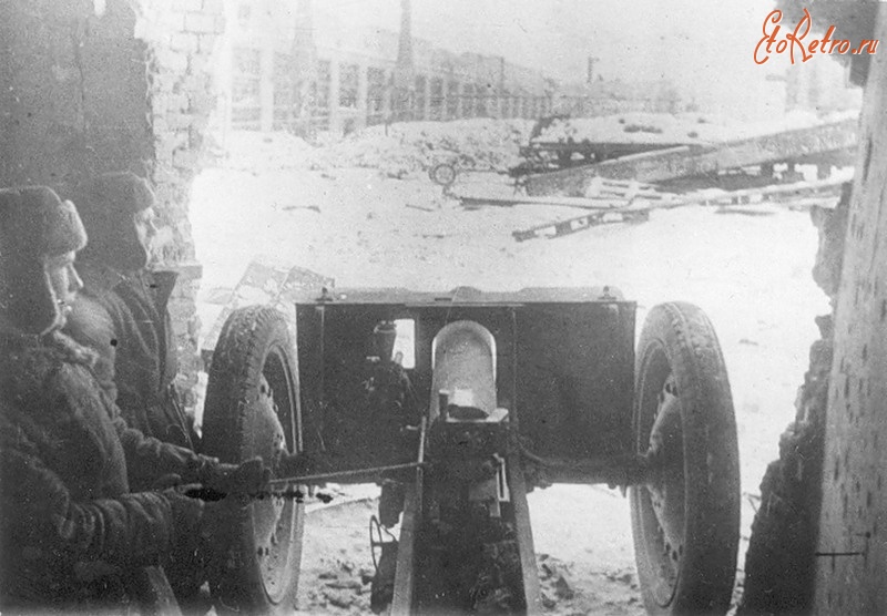 Волгоград - Орудийный расчет сержната А.Г. Серова (45-я стрелковая дивизия) в одном из цехов завода
