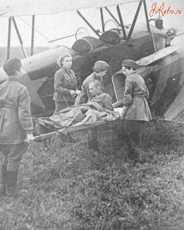 Волгоград - Эвакуация раненых бойцов на самолёте У-2 в районе Сталинграда. 1942 год.