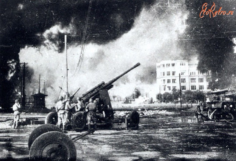 Волгоград - Горящий Сталинград. Зенитная артиллерия ведет огонь по немецким самолетам