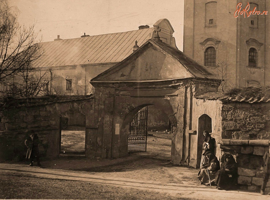Збараж - Збараж. Галиция.  Ворота Бернардинского монастыря.