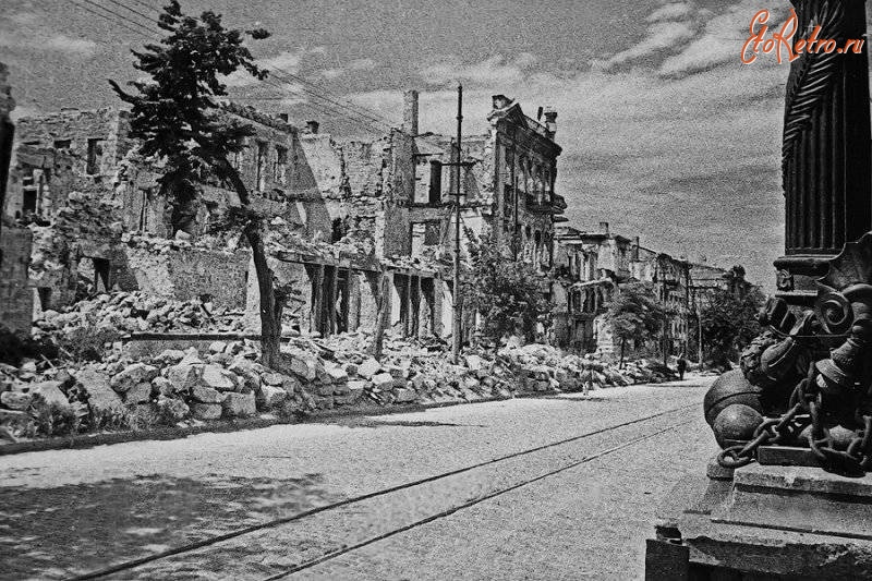 Севастополь - На улице разрушенного войной Севастополя