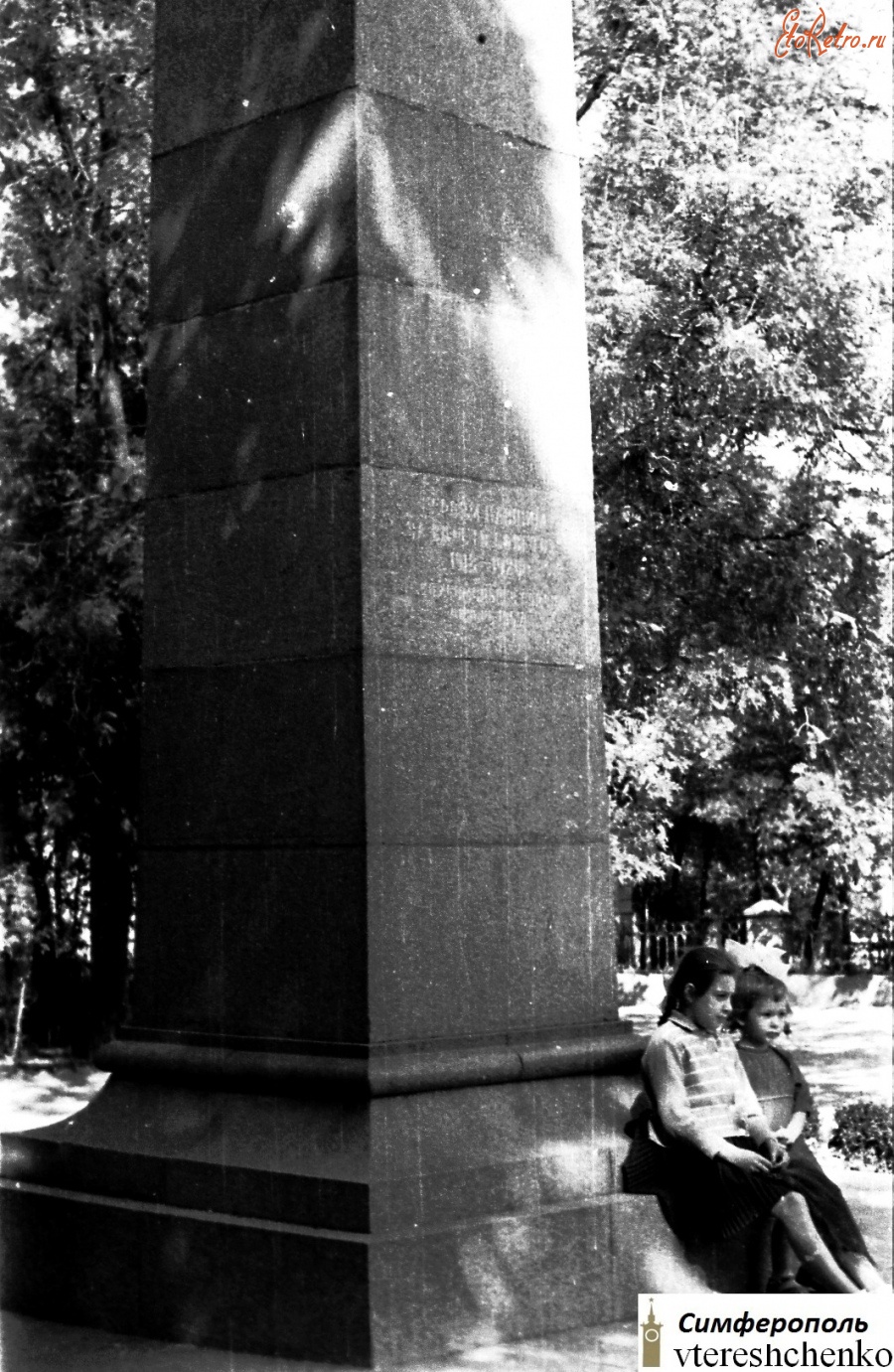 Симферополь - Симферополь. Семинарский сквер, памятник коммунарам - 1967