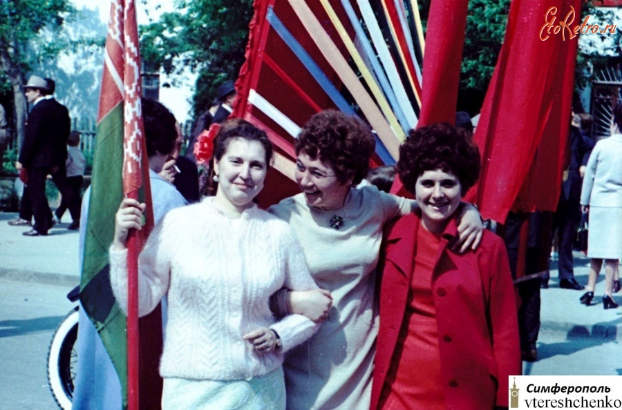Симферополь - Симферополь. Демонстрация. Они пройдут перед трибунами - 1 Мая 1973 года
