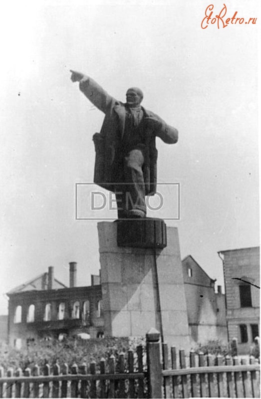 Витебск - Памятник Ленину перед уничтожением в Витебске во время Великой Отечественной войны, июль 1941