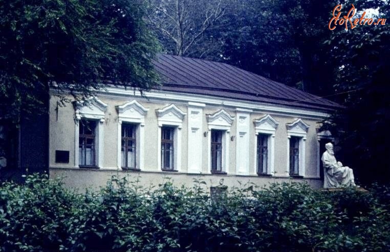 Полоцк - Памятник Л.Н.Толстому у домика Петра I