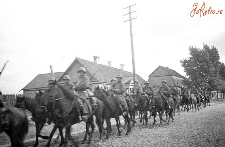 Гродно - Кавалерийский отряд проходит по одной из улиц г. Гродно в дни присоединения Западной Белоруссии к СССР