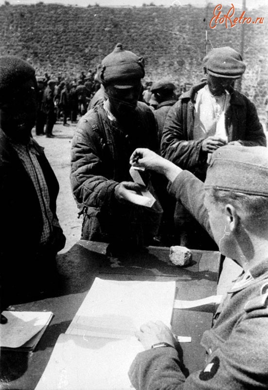 Лида - Советские военнопленные получают временные удостоверения