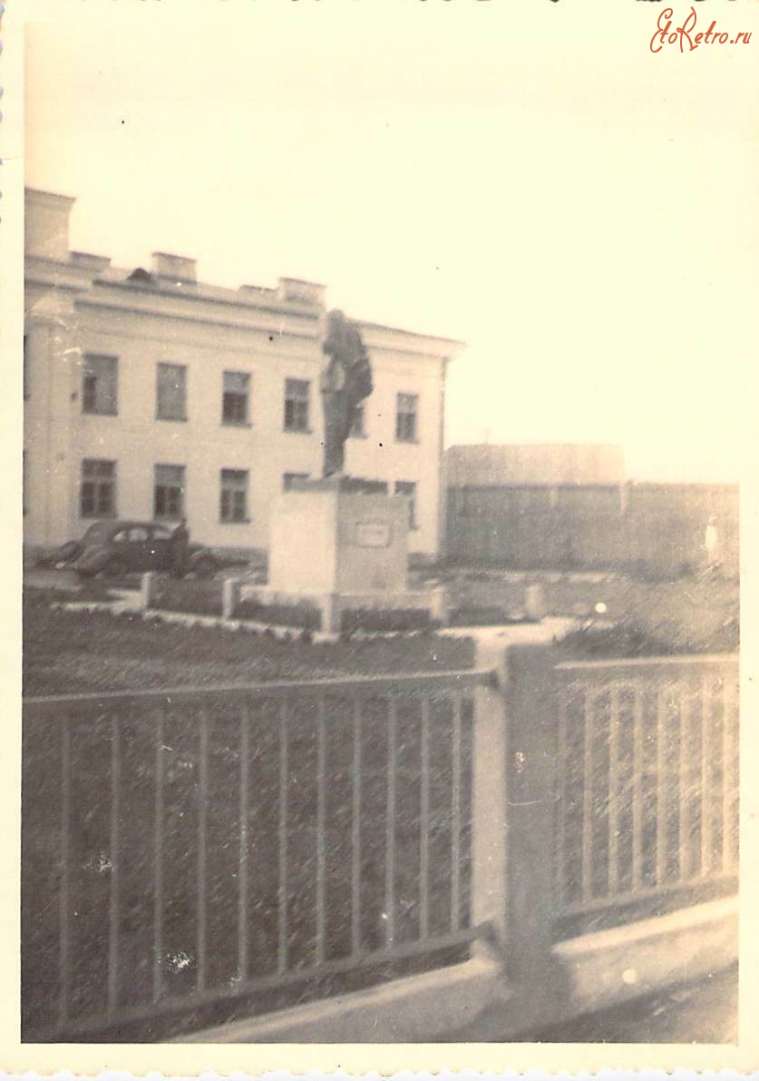 Ошмяны - Разрушенный нацистами памятник Ленину в Ошмянах во время немецкой оккупации в Великой Отечественной войне