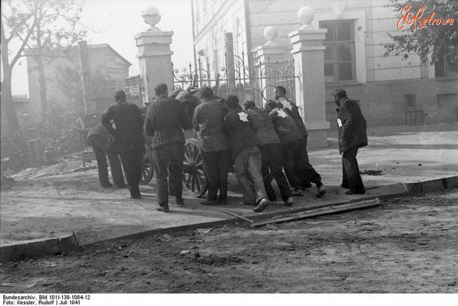 Могилёв - Могилев, евреи, занятые в уборке города после боевых действий