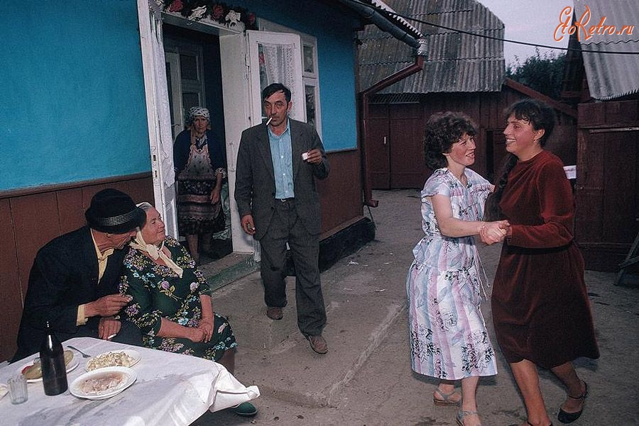 Черновцы - Деревня Черешенка рядом с городом Черновцы. Сельская свадьба. 1988 год. (Bruno Barbey)