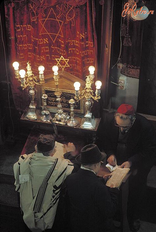 Черновцы - Синагога в городе Черновцы. 1988 год. (Bruno Barbey)