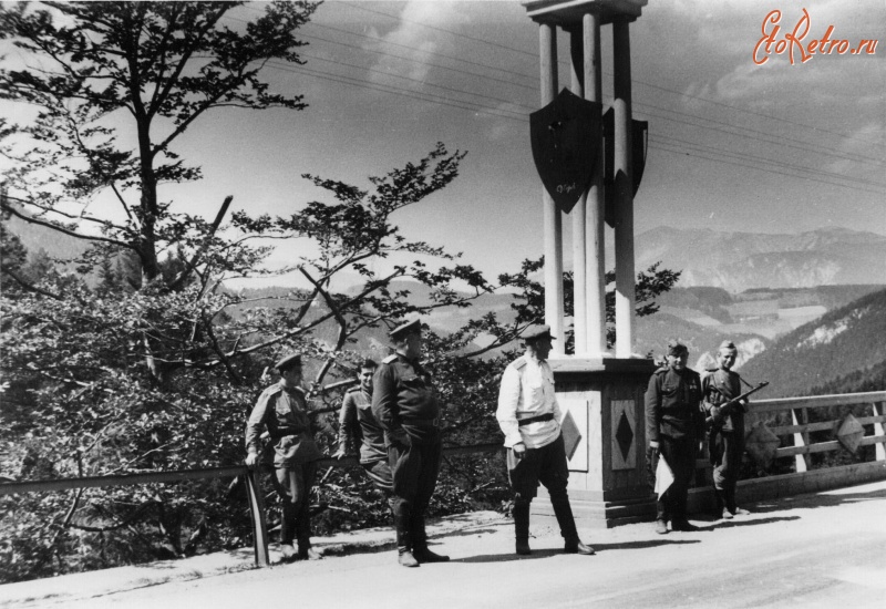 Австрия - Советские военнослужащие у поста на дороге в Австрии, в советской зоне оккупации.