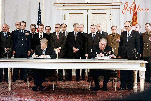 Вена - Президент США Джимми Картер и Генеральный секретарь ЦК КПСС Леонид Брежнев подписывают договор ОСВ-II.