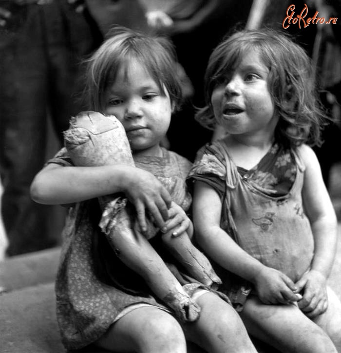 Вена - Италия, Неаполь, 1948 год - Девочки игают с поломанной куклой