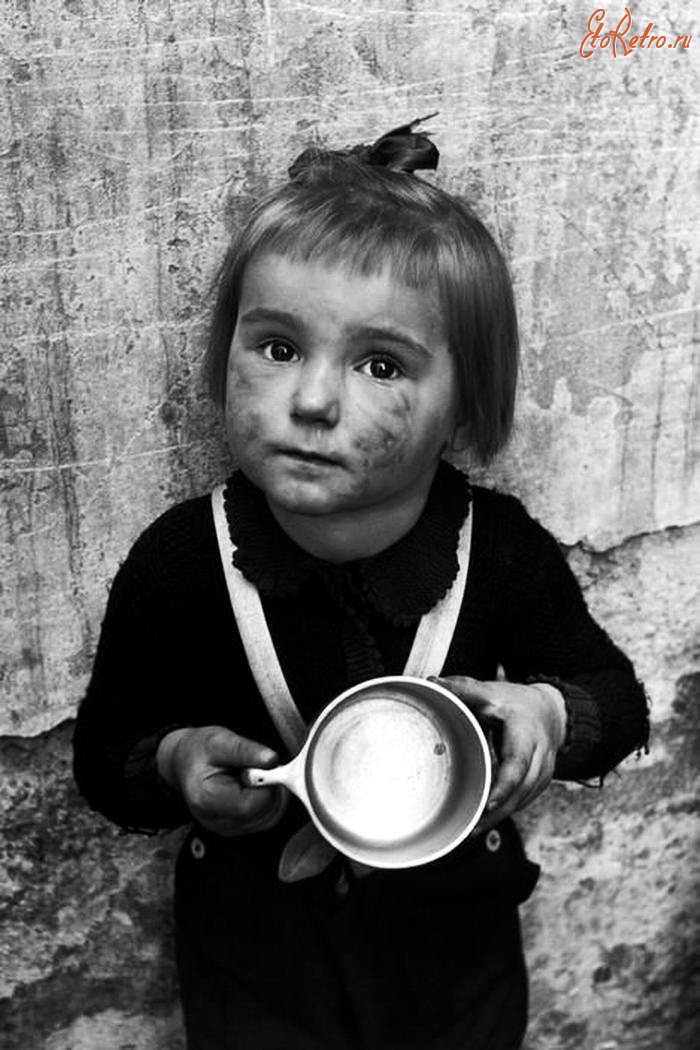 Вена - Австрия, Вена, 1948 год - Девочка из детского сада с пустой кружкой в ожидании порции молока