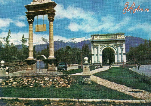 Афганистан - Триумфальная арка в Пагмане.