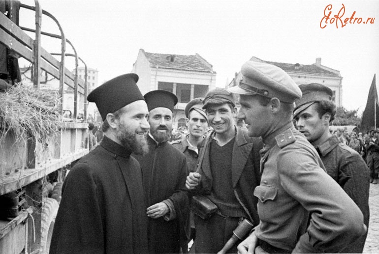 Болгария - Советский офицер беседует с болгарскими священниками